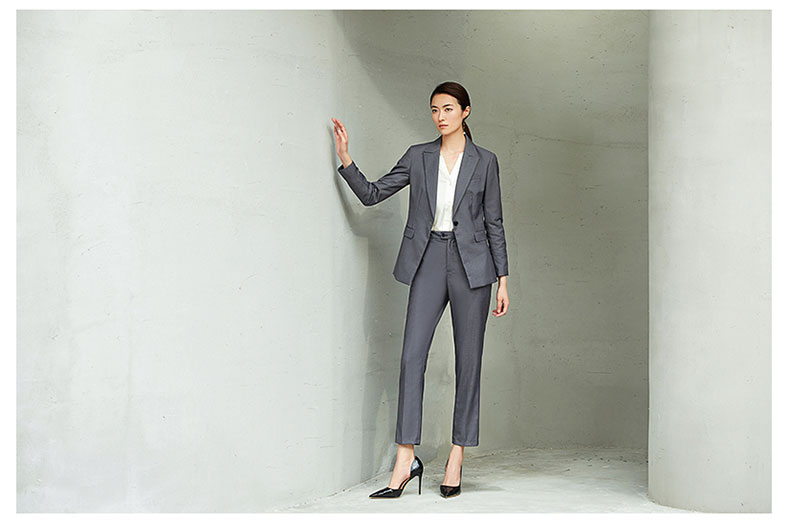 女款灰色一?？畚鞣籽b定制款模特圖片展示