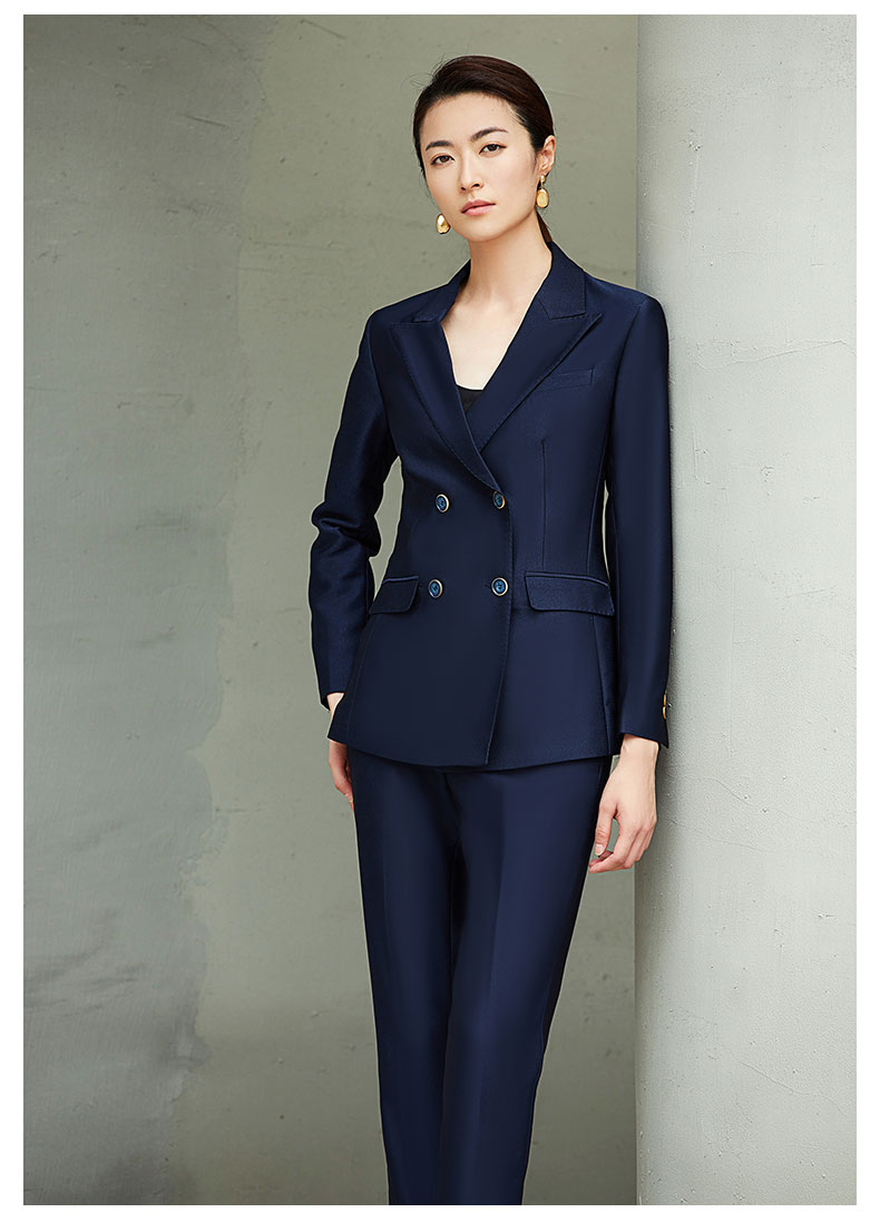 女士藍(lán)色雙排扣職業(yè)西服模特展示圖2