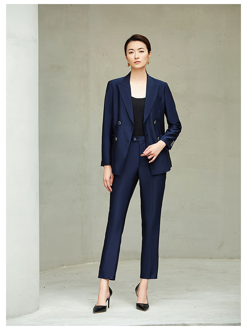 女士藍(lán)色雙排扣職業(yè)西服模特展示圖6