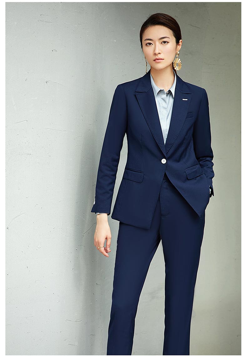 女款藍(lán)色單扣職業(yè)西裝定做款式圖模特展示3